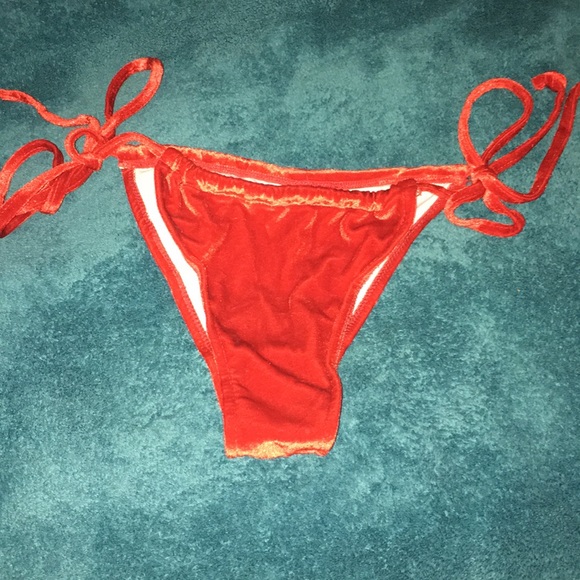 Bikini - Picture 3 of 4